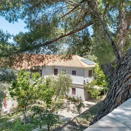 4-bdrms Bright Διαμέρισμα