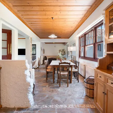 4-bdrms Bright Apartament Katouna