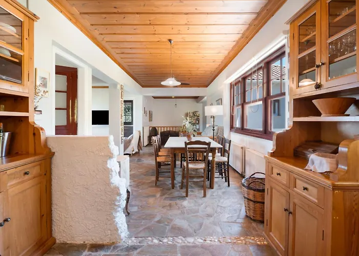 4-bdrms Bright 公寓 Katouna